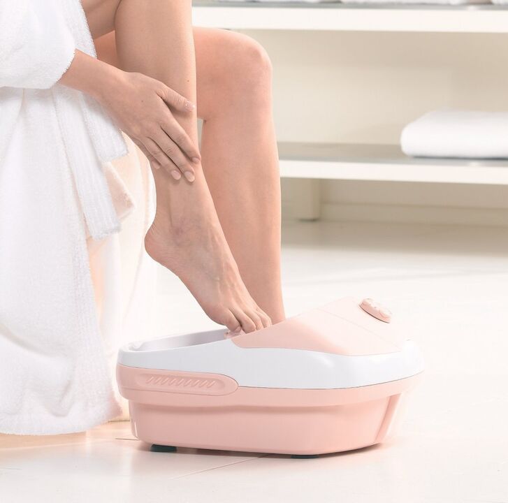 Un bain de pieds avec du jus ou de l'huile de chélidoine aidera à éliminer la mycose des ongles.